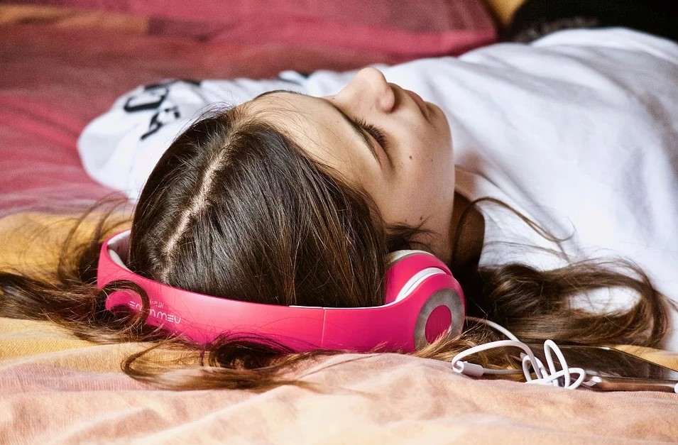 Pige hører musik
